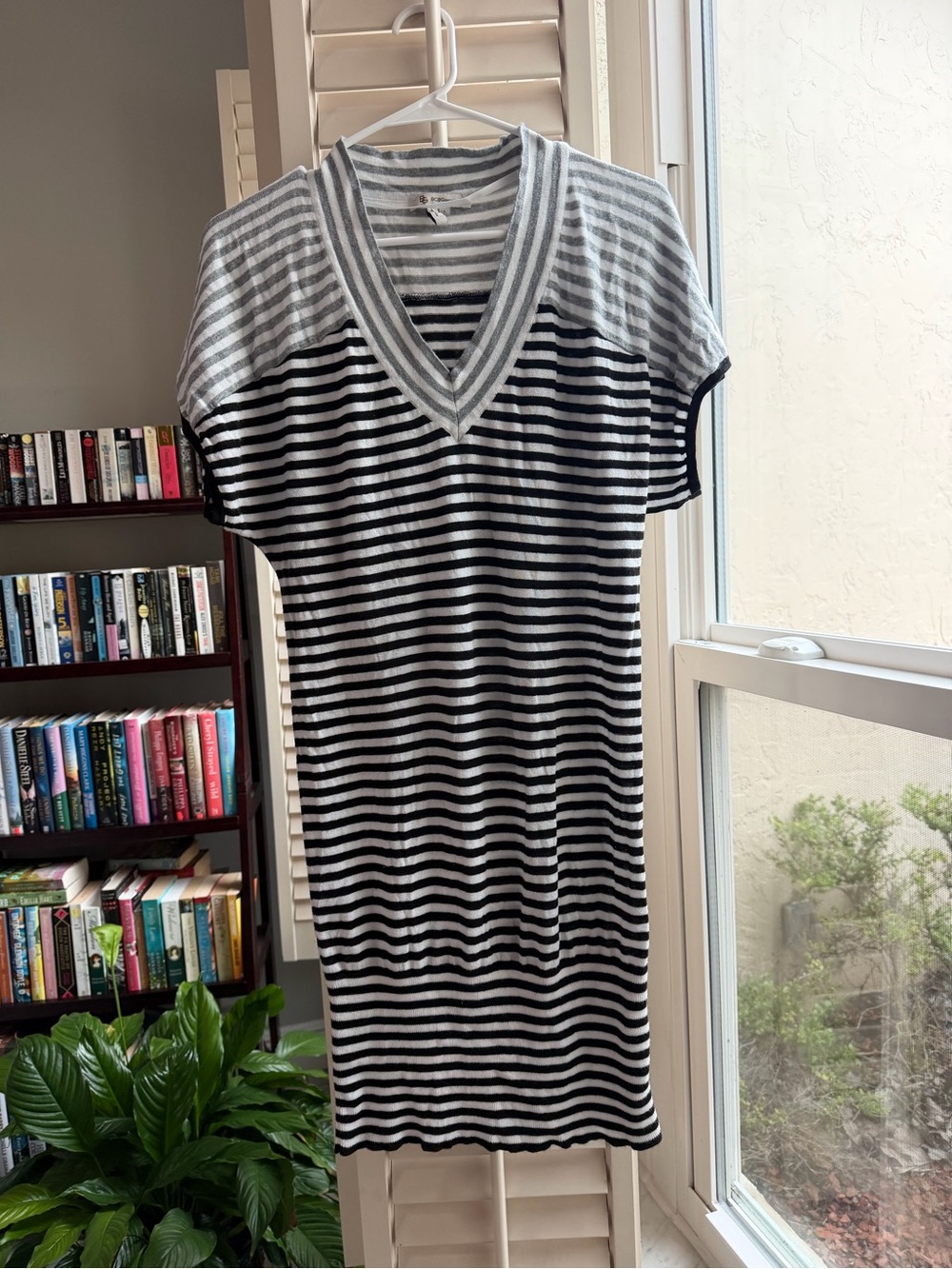 BCBG Striped V-Neck Short Sleeve dress in Black and white